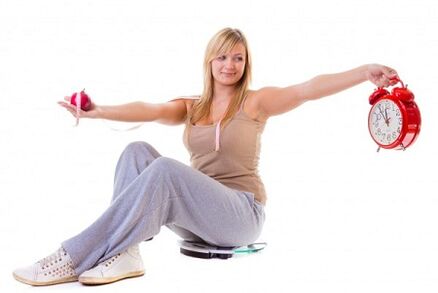 Աղջիկը, ով ցանկանում է նիհարել, սնվում է առողջ և ըստ ռեժիմի